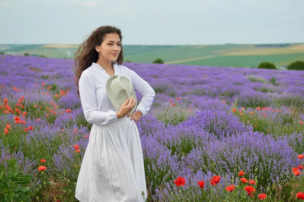 Genç kız lavanta, çiçekler, güzel yaz yatay alanındadır