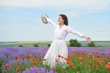 Genç kız lavanta, çiçekler, güzel yaz yatay alanındadır