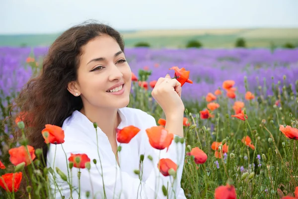 Portré Fiatal Lány Van Levendula Mező Szép Nyári Tájat Virágokkal — Stock Fotó
