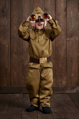 Çocuk retro askeri üniformalı asker gibi giyinmiş