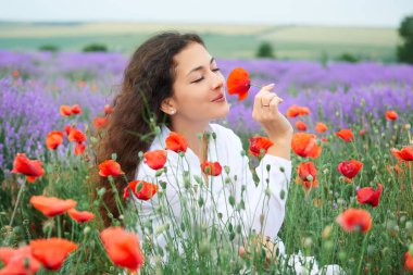 Genç kız portre lavanta, çiçekler, güzel yaz yatay alanındadır