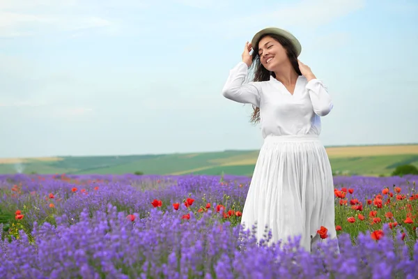 Genç kız lavanta, çiçekler, güzel yaz yatay alanındadır