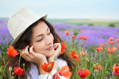 Kırmızı çiçekli haşhaş, güzel yaz manzara lavanta alanında genç kızdır