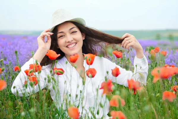 Kırmızı çiçekli haşhaş, güzel yaz manzara lavanta alanında genç kızdır