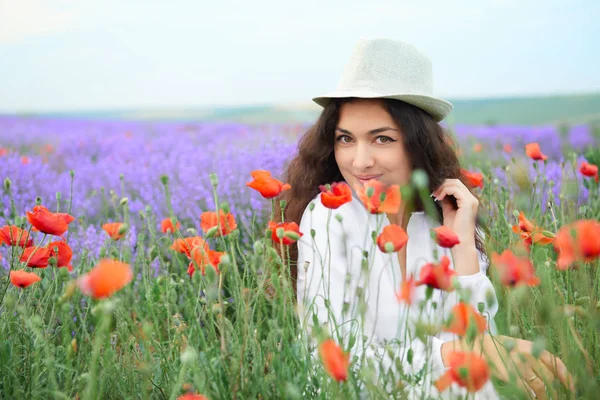 Kırmızı çiçekli haşhaş, güzel yaz manzara lavanta alanında genç kızdır