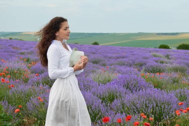 Genç kız lavanta, çiçekler, güzel yaz yatay alanındadır