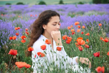 Genç kız portre lavanta, çiçekler, güzel yaz yatay alanındadır