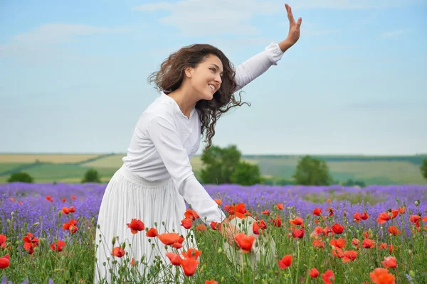 Genç kız lavanta, çiçekler, güzel yaz yatay alanındadır