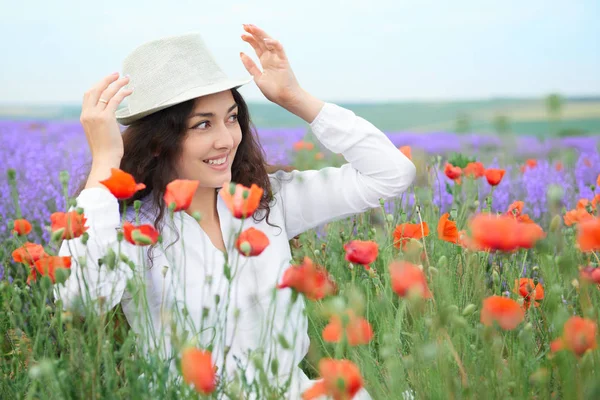 Kırmızı çiçekli haşhaş, güzel yaz manzara lavanta alanında genç kızdır