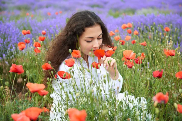 Genç kız portre lavanta, çiçekler, güzel yaz yatay alanındadır