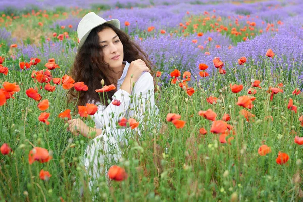 Kırmızı çiçekli haşhaş, güzel yaz manzara lavanta alanında genç kızdır