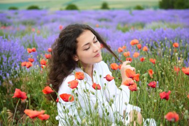 Genç kız portre lavanta, çiçekler, güzel yaz yatay alanındadır