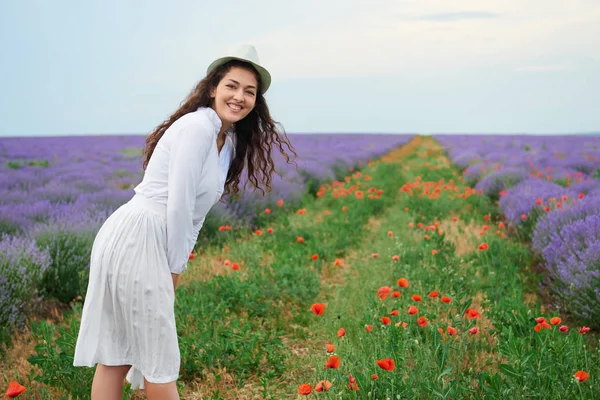 Fiatal Lány Van Levendula Mezőben Piros Pipacs Virágok Szép Nyári — Stock Fotó