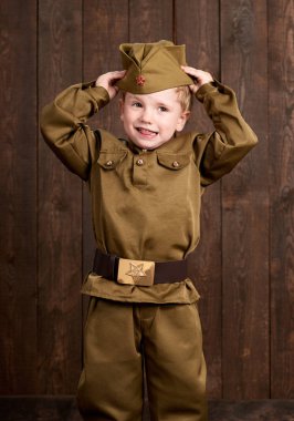 Çocuk retro askeri üniformalı asker gibi giyinmiş