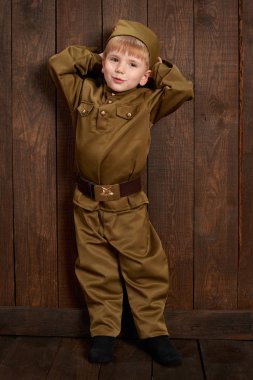 Çocuk retro askeri üniformalı asker gibi giyinmiş