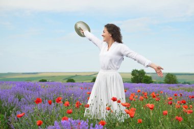Genç kız lavanta, çiçekler, güzel yaz yatay alanındadır