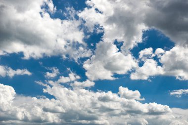 öğleden sonra güzel gökyüzü ve bulutlar vardır