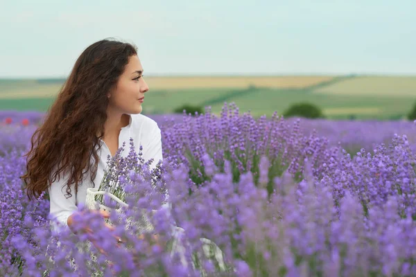 Jonge Vrouw Het Lavendel Veld Mooie Zomerse Landschap Met Rode — Stockfoto