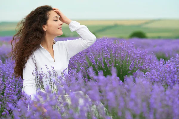 Jovem Está Campo Lavanda Bela Paisagem Verão Com Flores Papoula — Fotografia de Stock