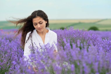 Genç kadın lavanta, güzel yaz manzara haşhaş kırmızı çiçekli alanındadır