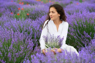 Genç kadın lavanta, güzel yaz manzara haşhaş kırmızı çiçekli alanındadır