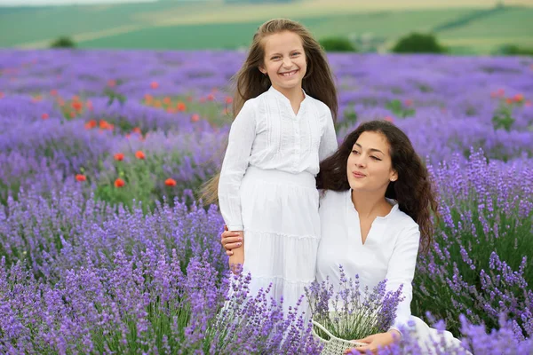 Mladá Žena Dívka Poli Levandule Krásné Letní Krajina Červenými Květy — Stock fotografie