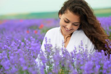 genç kadındır lavanta alan, güzel portre, yüz closeup, yaz manzara haşhaş kırmızı çiçekli