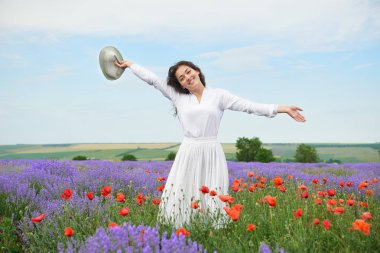Genç kız lavanta, çiçekler, güzel yaz yatay alanındadır