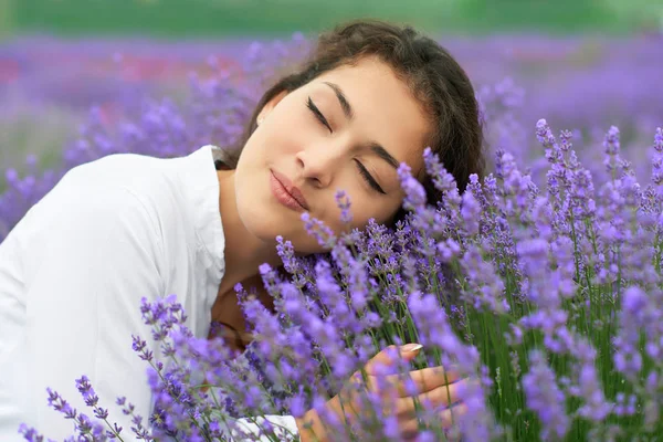 Junge Frau Steht Lavendelfeld Schönes Porträt Nahaufnahme Des Gesichts Sommerlandschaft — Stockfoto