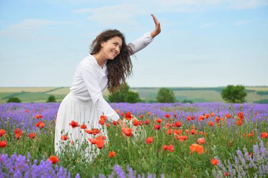 Genç kız lavanta, çiçekler, güzel yaz yatay alanındadır