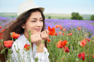 Kırmızı çiçekli haşhaş, güzel yaz manzara lavanta alanında genç kızdır