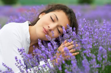 genç kadındır lavanta alan, güzel portre, yüz closeup, yaz manzara haşhaş kırmızı çiçekli