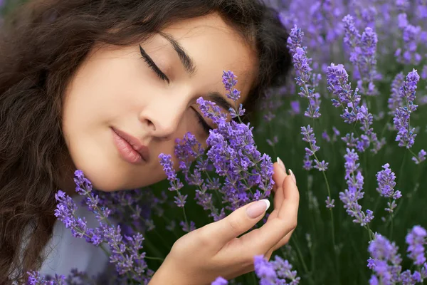 Bela Jovem Mulher Retrato Flores Lavanda Fundo Close Rosto — Fotografia de Stock