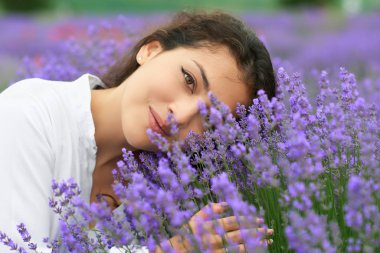 genç kadındır lavanta alan, güzel portre, yüz closeup, yaz manzara haşhaş kırmızı çiçekli