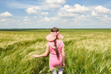 Buğday alan, parlak güneş, güzel yaz manzara ile yürüyüş çocuk