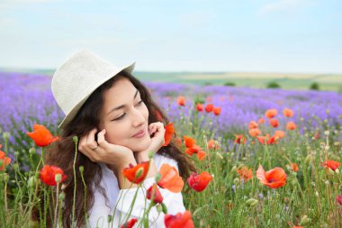 Kırmızı çiçekli haşhaş, güzel yaz manzara lavanta alanında genç kızdır