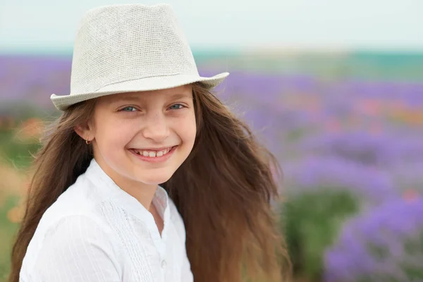 Gyermek Lány Van Levendula Mező Gyönyörű Portré Arc Közelkép Nyári — Stock Fotó