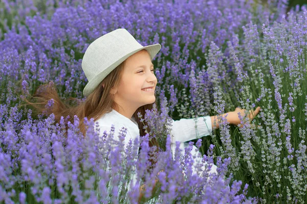 Menina Está Campo Lavanda Belo Retrato Close Rosto Paisagem Verão — Fotografia de Stock