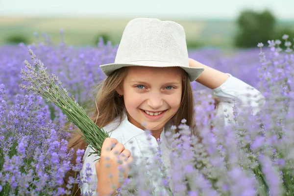 子供女の子は ラベンダー畑 美しい肖像画 顔アップ 夏の風景 — ストック写真