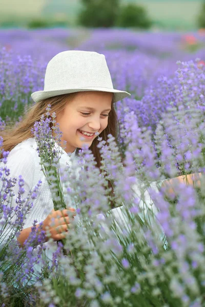 Dítě Dívka Levandulové Pole Krásný Portrét Detailní Obličej Letní Krajina — Stock fotografie