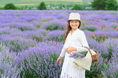 Lavanta alan, güzel portre, beyaz elbise, yaz yatay bir kızdır