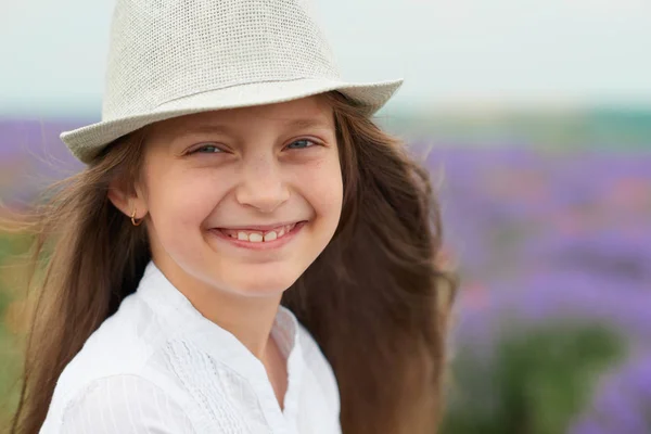 Barn Tjej Lavendelfält Vackra Porträtt Face Närbild Sommarlandskap — Stockfoto