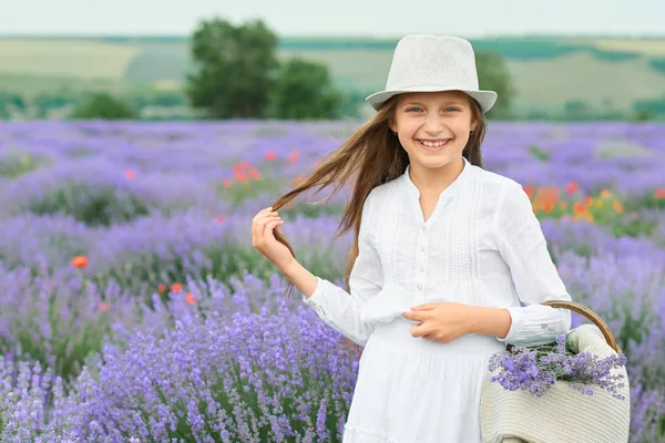 Chica Está Campo Lavanda Hermoso Retrato Vestido Blanco Paisaje Verano —  Fotos de Stock