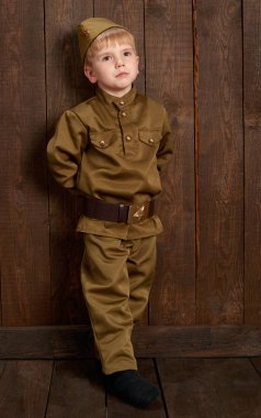 Çocuk retro askeri üniformalı asker gibi giyinmiş