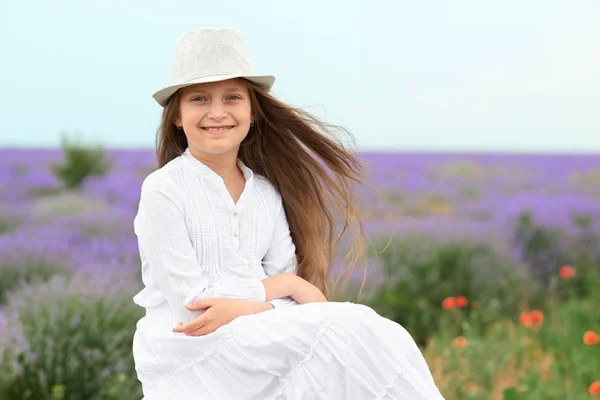 Dítě Dívka Levandulové Pole Krásný Portrét Detailní Obličej Letní Krajina — Stock fotografie