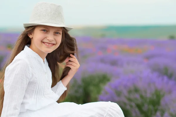 Gyermek Lány Van Levendula Mező Gyönyörű Portré Arc Közelkép Nyári — Stock Fotó