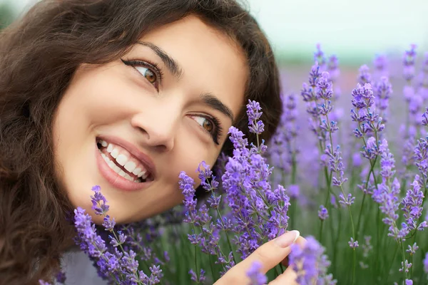 Gyönyörű Fiatal Portré Levendula Virágot Háttér Vértes Arc — Stock Fotó