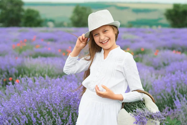 Menina Está Campo Lavanda Belo Retrato Vestido Branco Paisagem Verão — Fotografia de Stock