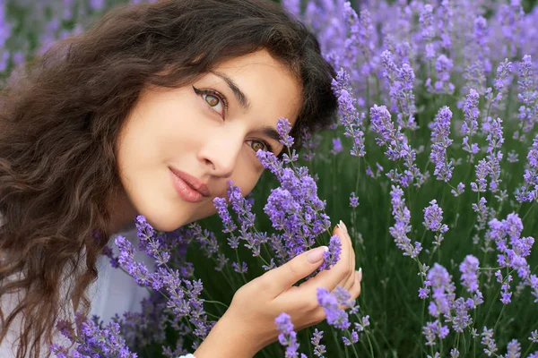 Bela Jovem Mulher Retrato Flores Lavanda Fundo Close Rosto — Fotografia de Stock