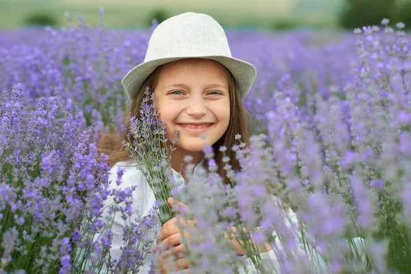 Niña Está Campo Lavanda Hermoso Retrato Primer Plano Cara Paisaje —  Fotos de Stock